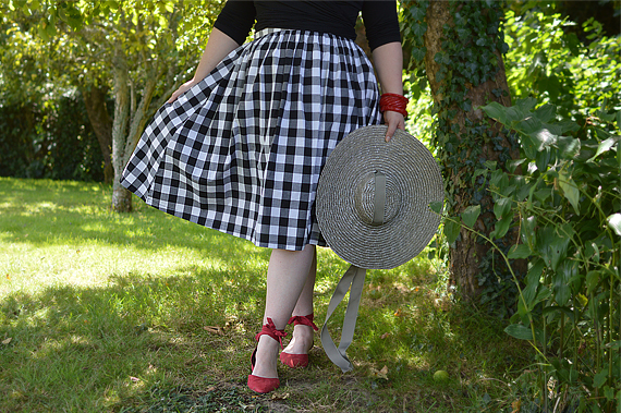 Plus size pinup Miss Amy May writers a fit and size review of the Black and white gingham Victorine 50s skirt by Hell Bunny. Discount code Amymay20!% for 20% off orders