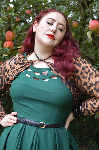 Fit and size review by plus size pinup Miss Amy May of the Elaine 50s emerald dress by Dolly & Dotty