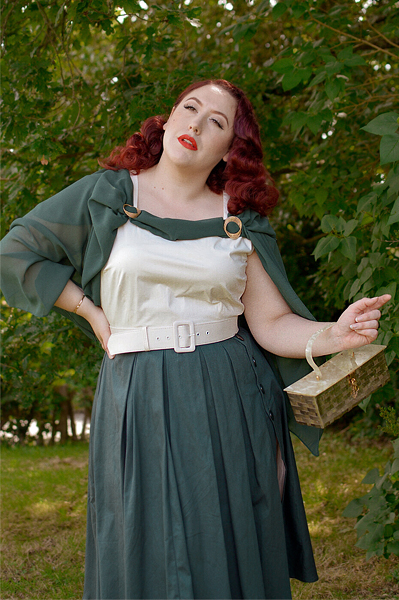 Plus size pinup Miss Amy May models the Cheryl colourblock dress by Collectif bought from Unique Vintage for a fit and size review