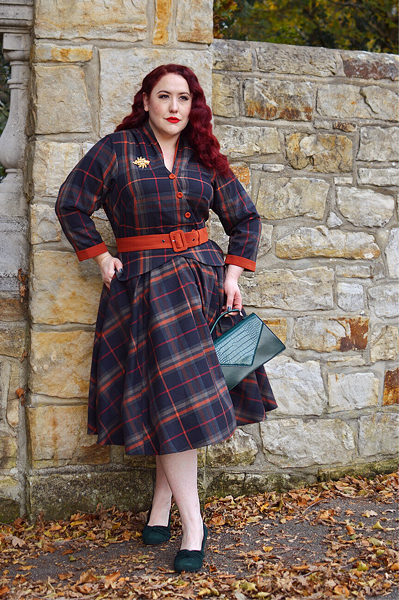 Pinup Miss Amy May models the Banned Retro Gemma faux croc vintage style handbag for review