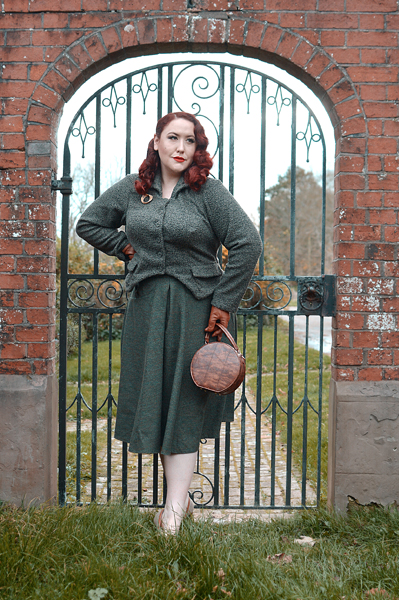 Plus size pinup Miss Amy May models the Izara-Moss blazer from Miss Candyfloss for a fit and size review