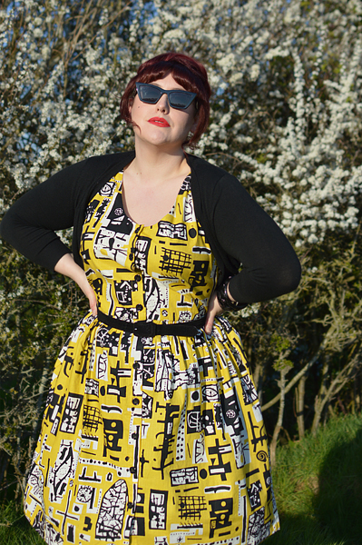 Plus size pinup Miss Amy May models the Vada Paolozzi print sundress by Horrockses Fashions x Joanie Clothing for a fit and size review